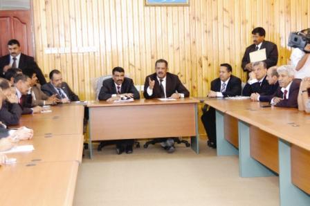 وخلال لقائه قيادات السلطة المحلية في المهرة أمس